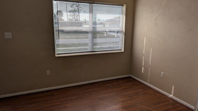 Foto del edificio - 8124 Herbison Ave