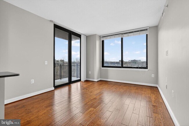 Foto del edificio - 2451 Midtown Ave