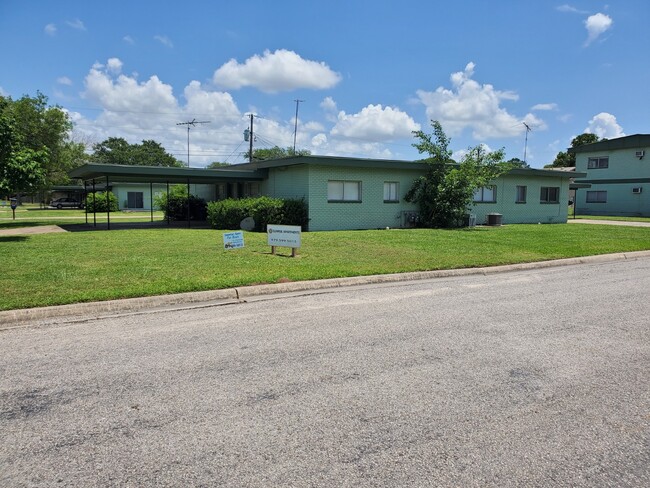 Cottages Con Estacionamiento adjunto cubierto. - Sunrise Apartment Homes