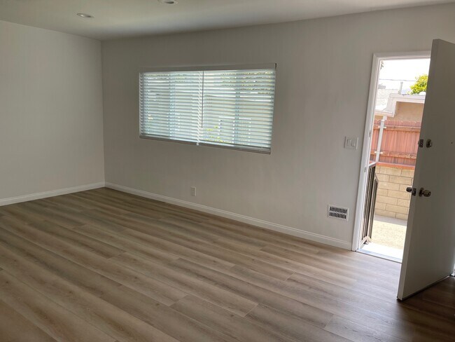 Foto del edificio - 1143 Raymond Ave