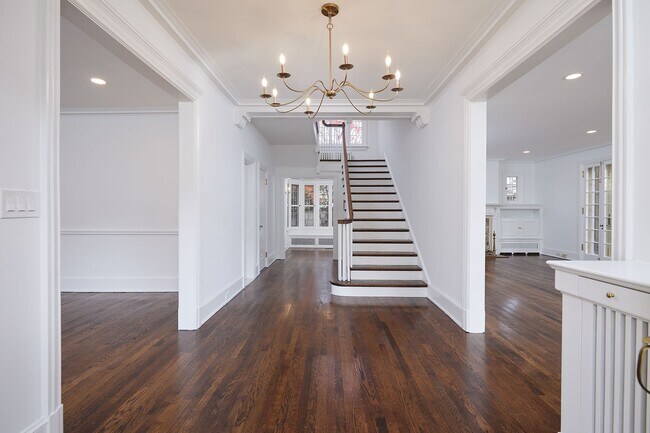 Building Photo - Elegance in Kalorama