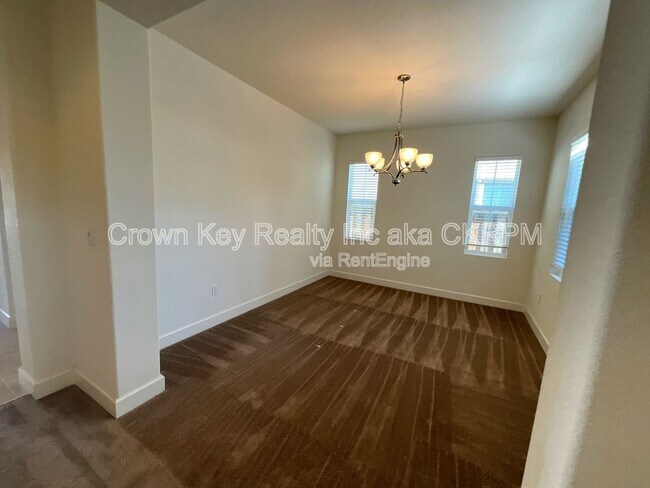 Building Photo - 546 W Campania Way