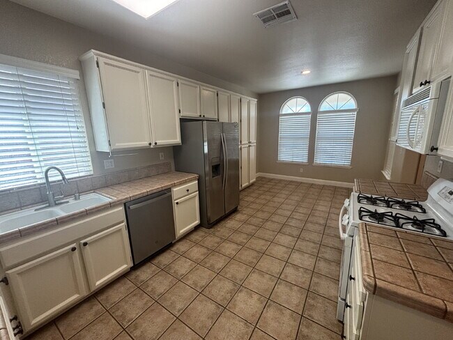 Foto del edificio - Available Now: 3 bed 2 bath home in Roseville