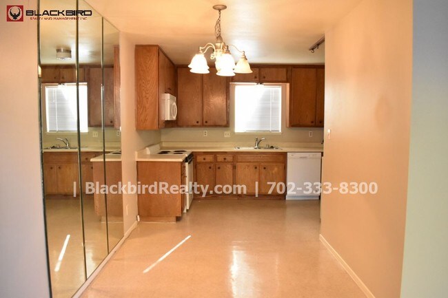 Building Photo - 304 Greenbriar Townhouse Way
