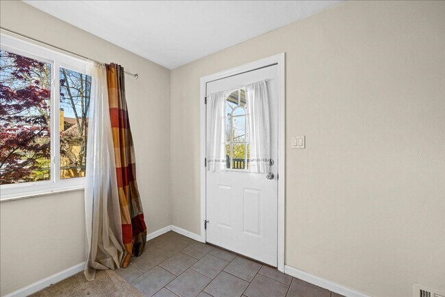 Foto del edificio - **Charming 2-Bedroom House with Modern Amenities in Beechview**