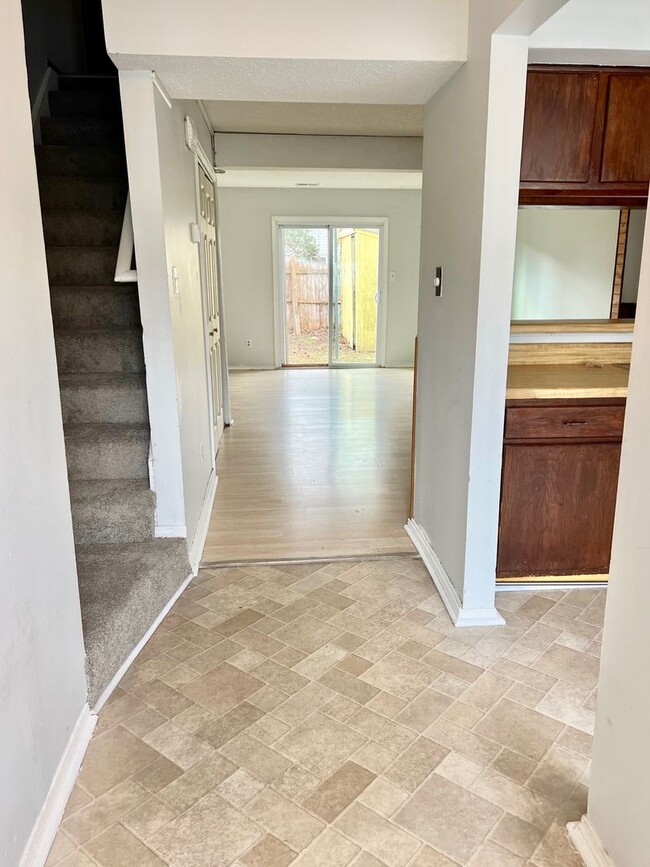 Building Photo - 2BD/ 2.5BA Townhouse near Town Center! Was...