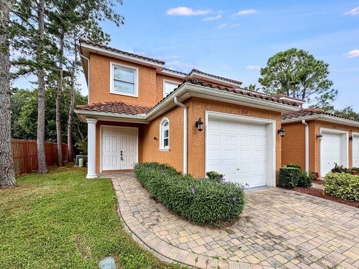 Foto principal - 2349 Max Ct