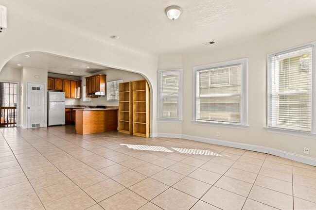 Foto del edificio - Massive 1,200 Sq Ft Renovated 3BR/2BA w/ Master Suite