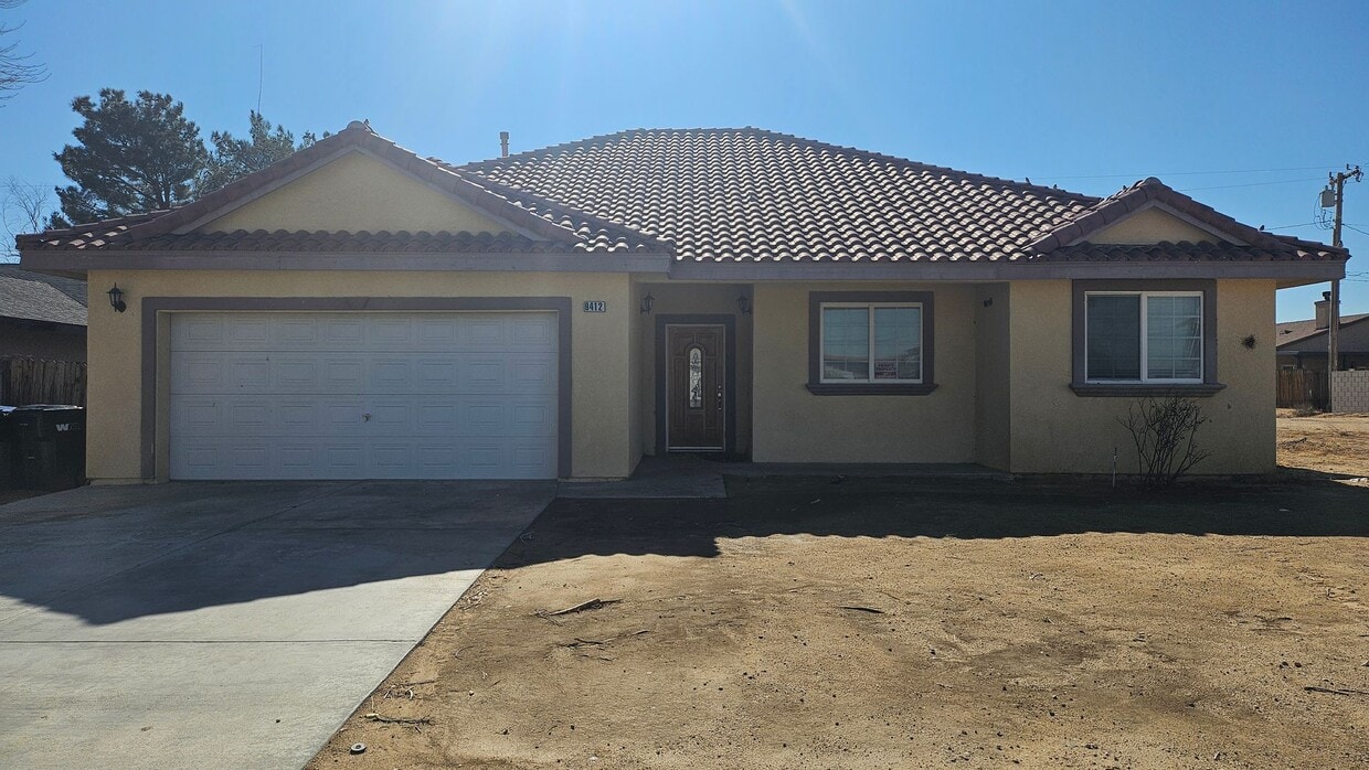 Foto principal - Bright and Open 3-Bed, 2-Bath Home on Kare...