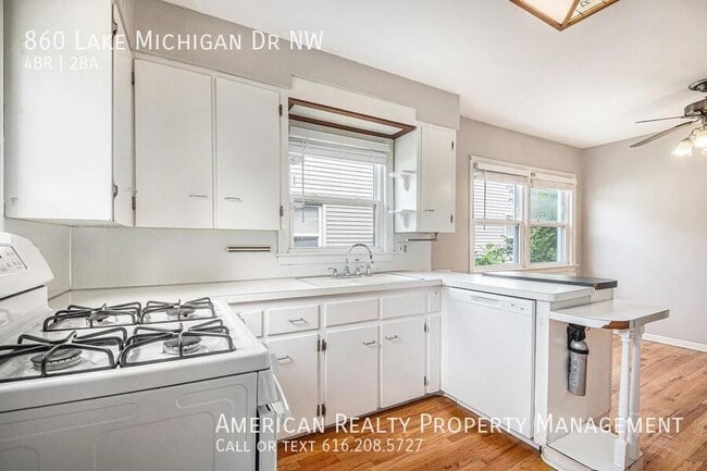 Building Photo - 860 Lake Michigan Dr NW