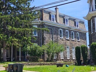 Building Photo - 142 Sumac St
