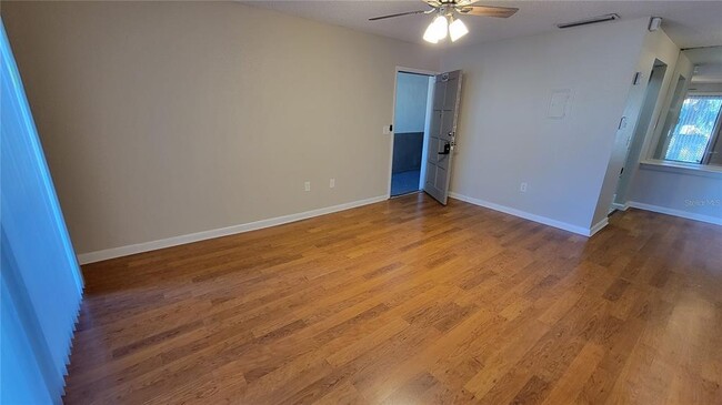 Foto del edificio - 6004 Village Cir S