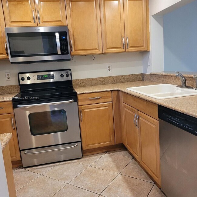 Building Photo - 1811 Sabal Palm Dr