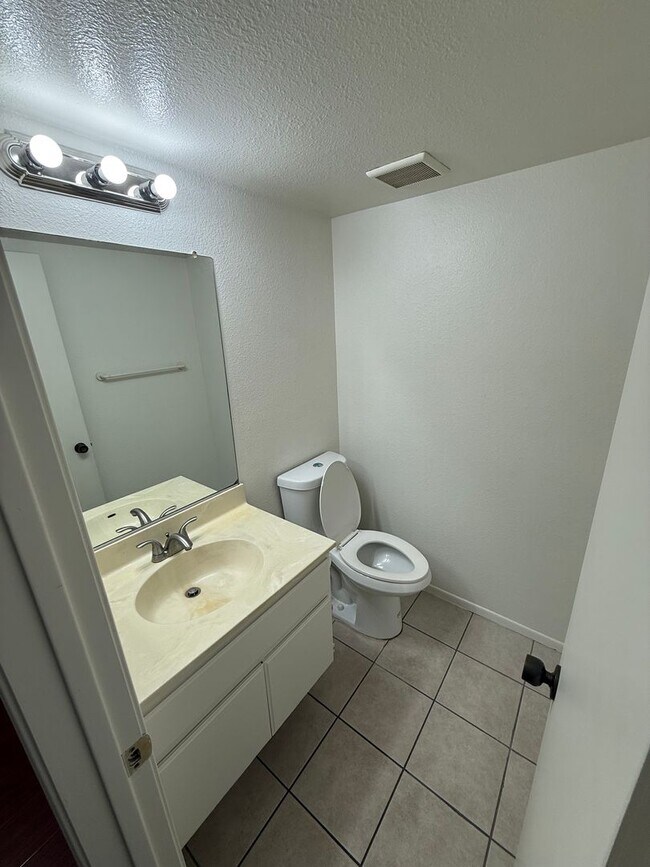 Foto del edificio - Spacious 3 Bed / 2.5 Bath Townhome in Prime San Gabriel Location