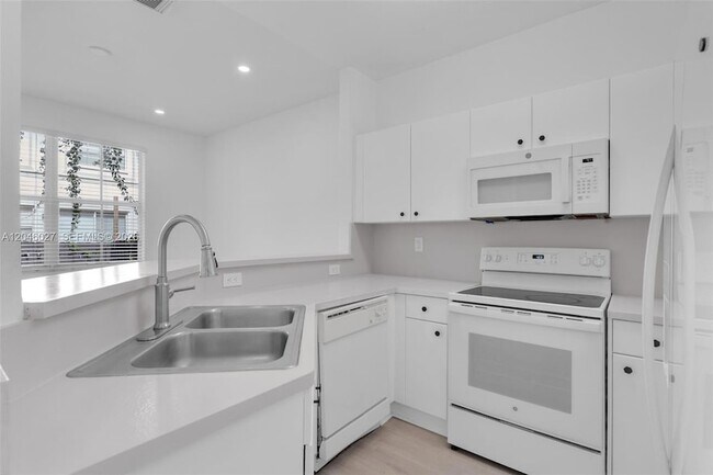 Foto del edificio - 8165 NW 108th Ave