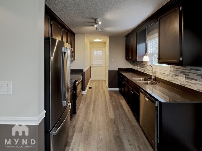 Building Photo - 608 Helms Dr