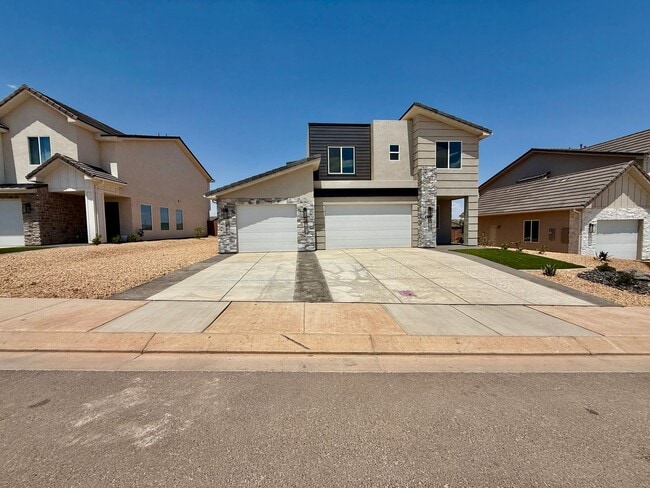 Building Photo - BRAND NEW Four Bedroom Townhome in Desert ...