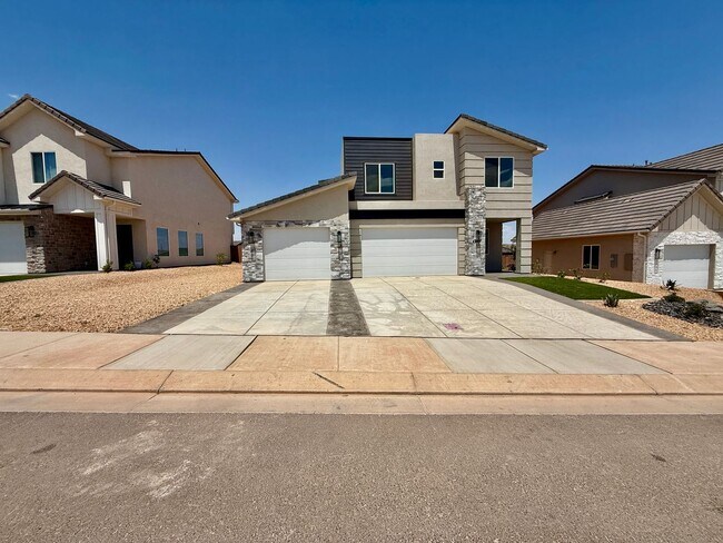 Foto del edificio - BRAND NEW Four Bedroom Townhome in Desert ...