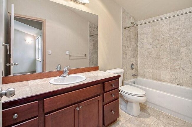 Foto del edificio - North Seattle Townhome for Lease