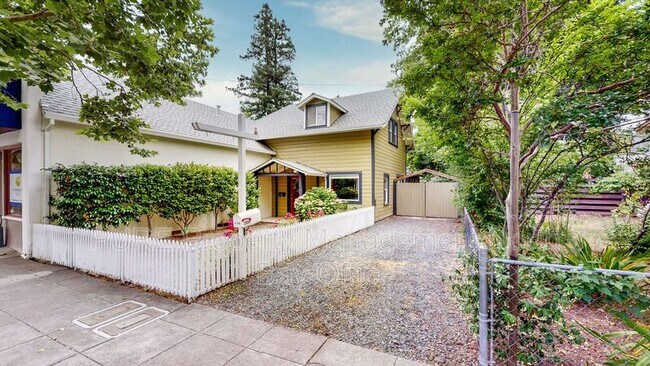 Foto del edificio - 235 N Cloverdale Blvd