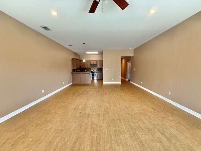 Foto del edificio - 4 Bedroom 3.5 Bath Duplex in East Tyler!