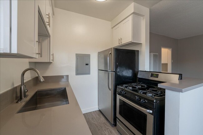 Building Photo - Beautiful Mar Vista Apartment!