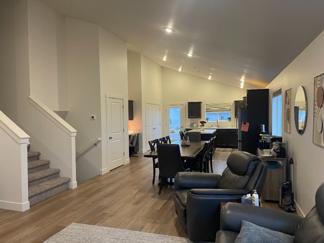 Building Photo - 715 Thrice Lp