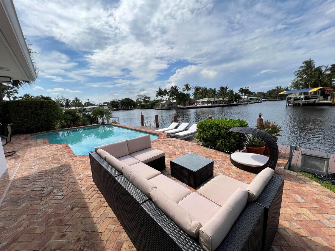 Primary Photo - 1653 Poinsettia Dr