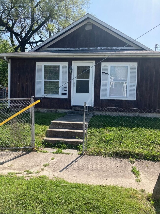 Building Photo - Coming soon! Spacious 3 bedroom, 1 bath ho...