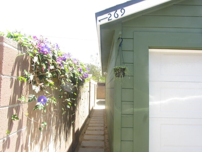 Building Photo - Center (267) North