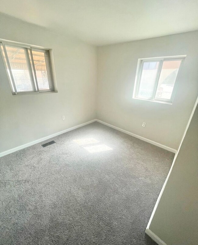 Building Photo - 3 bed 1 bath | $1700