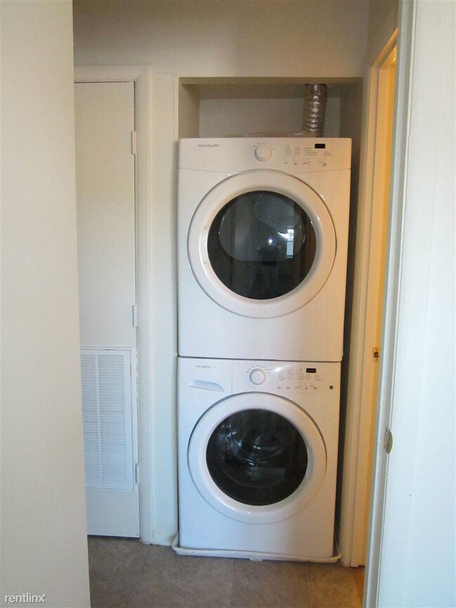 Foto del edificio - 656 Piscataway Ct