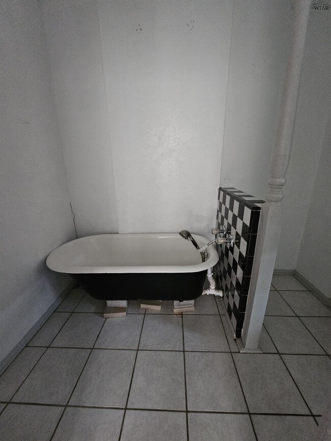 Building Photo - 502 Marconi St