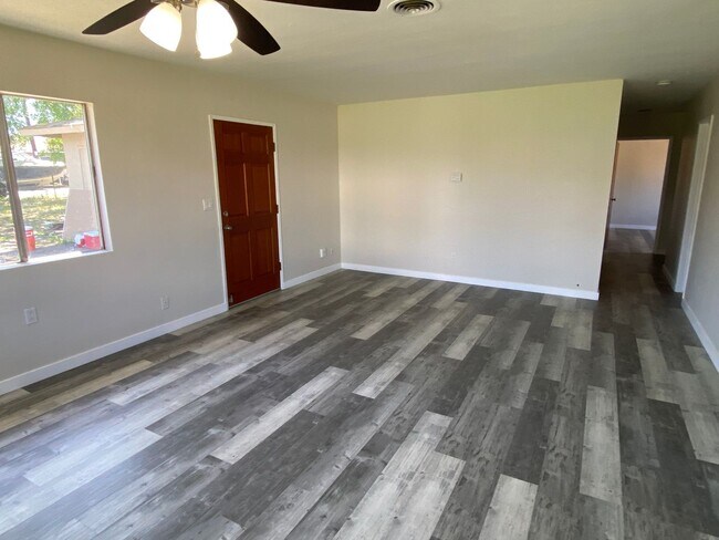 Building Photo - Amazing Home Large Lot