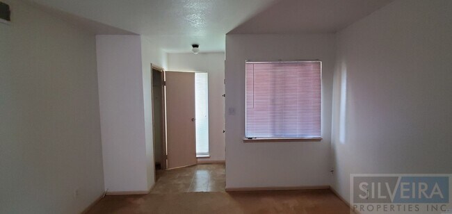 Foto del edificio - A Comfortable Home awaits the right Tenant!