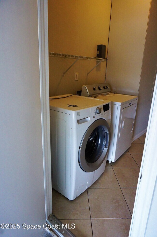 Foto del edificio - 8049 Bracken Ln