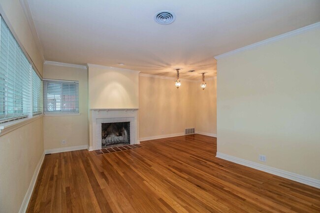 Building Photo - Awesome CRESTWOOD Home!!!