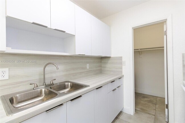 Foto del edificio - 831 NW 1st Ave