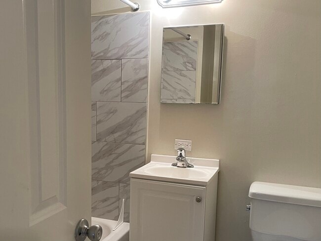 Full Bath - Skyview Apartments