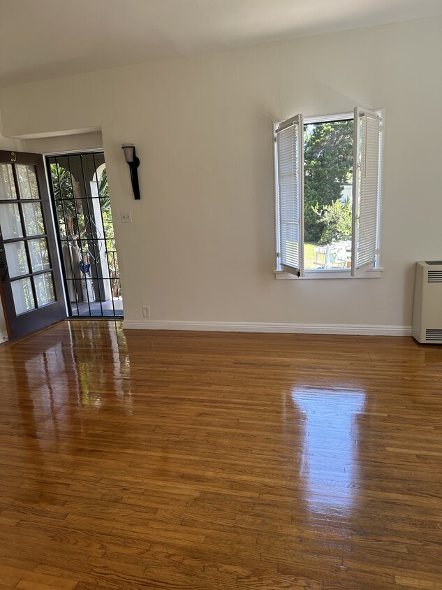 Living room facing entrance door - 157 W Channel Rd