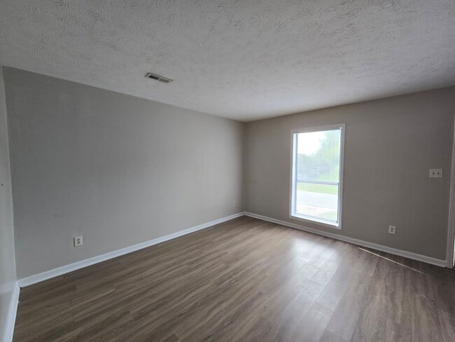 Building Photo - NEW LISTING!!!!!