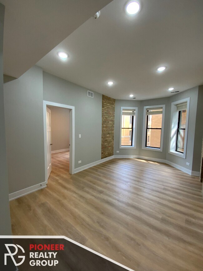 Building Photo - 440 W Belden Ave