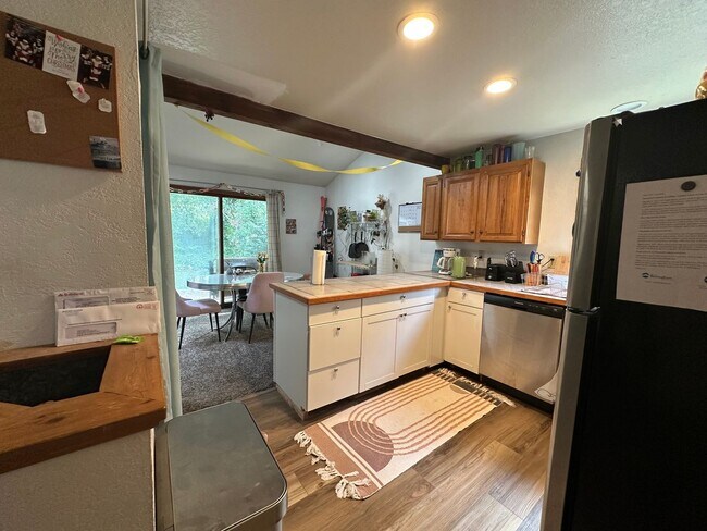 Foto del edificio - 4 Bed, 2 Bath Home - Easy Access to I-5 and WWU