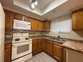 Building Photo - 4925 E Desert Cove Ave