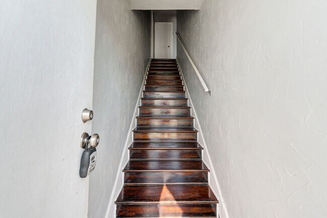 Foto del edificio - Charming 2-Bed, 1-Bath Upstairs Duplex Near the Paseo District * * * $350 MOVE-IN SPECIAL * * *