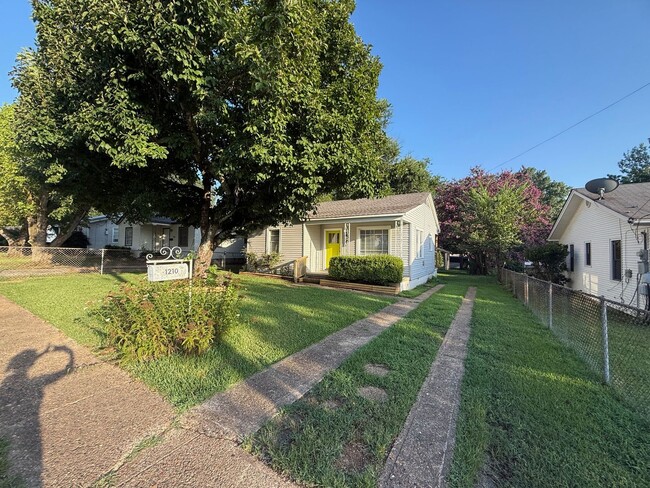 Building Photo - 1210 Thelma St