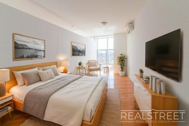 Building Photo - LUXURY 2 Bed LOFT in Queens!