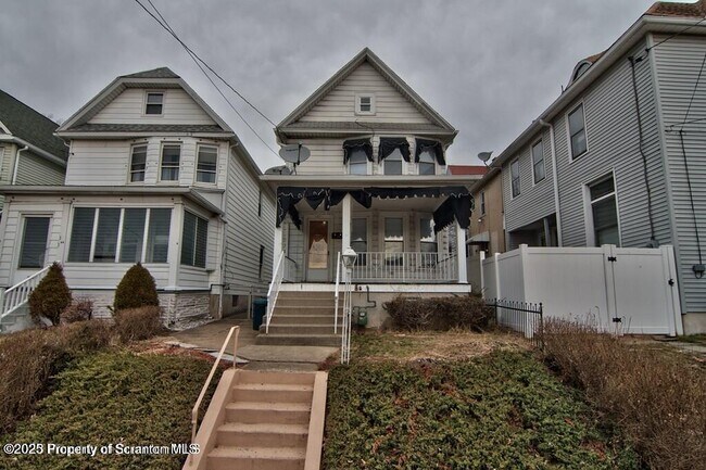 Building Photo - 1521 Pine St