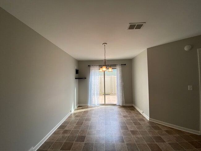 Building Photo - 3 Bedroom / 3 Bathroom / End Unit Townhome...