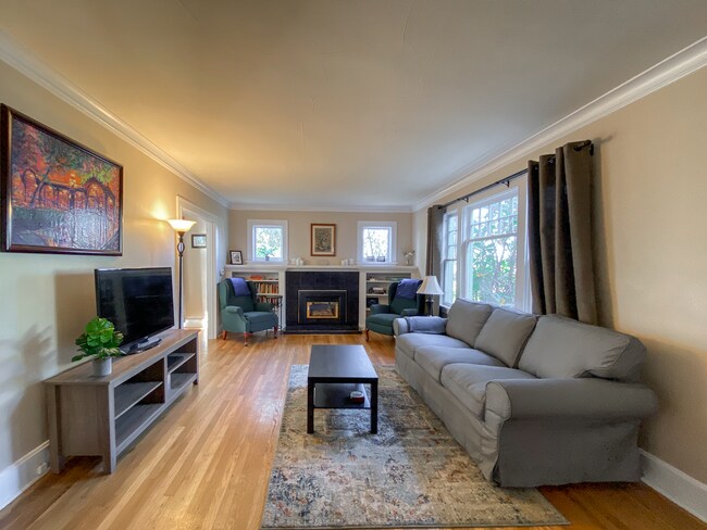 Foto del edificio - Lovely 4 Bedroom Furnished Home SW Portland
